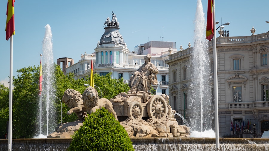 Plaza de Cibeles showing a fountain, heritage elements and a statue or sculpture