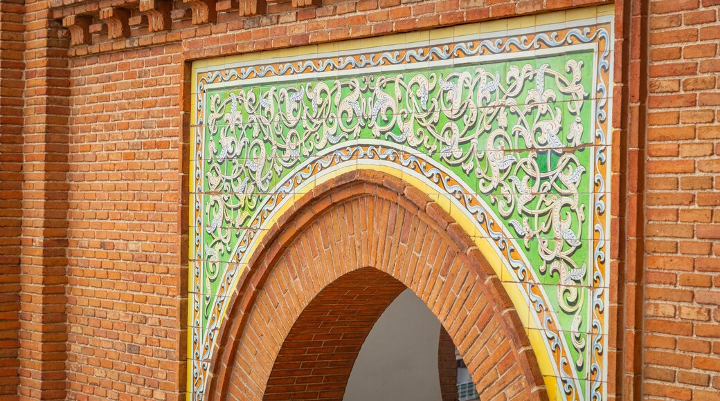 Las Ventas which includes heritage elements