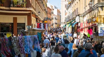 El Rastro showing markets and street scenes as well as a large group of people