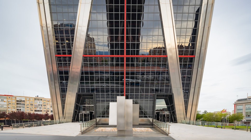 Plaza de Castilla which includes modern architecture