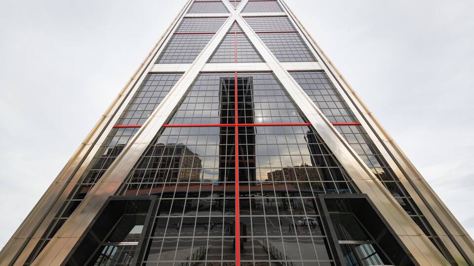 Plaza de Castilla showing a skyscraper and modern architecture