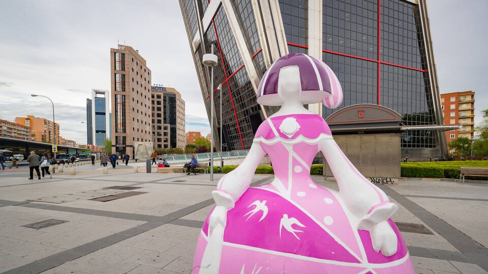 Plaza de Castilla which includes modern architecture and outdoor art
