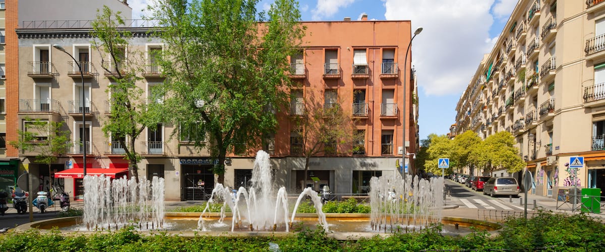 Lavapies featuring a fountain