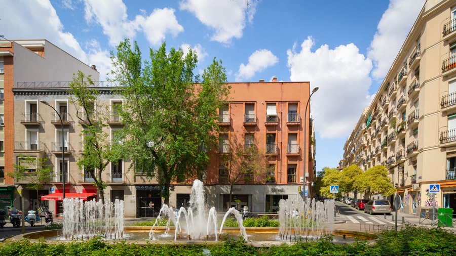 Lavapies featuring a fountain