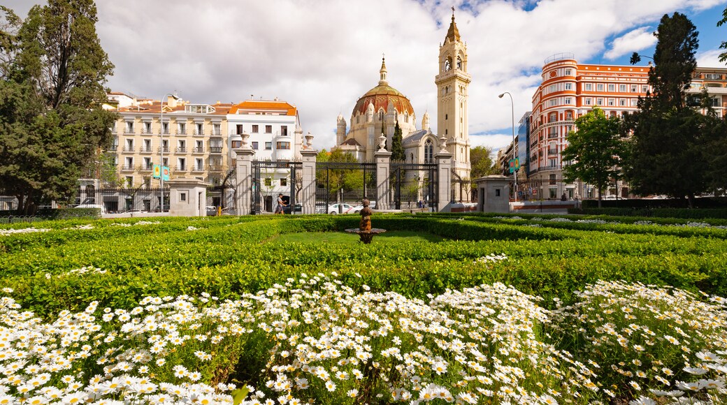 Church of San Manuel y San Benito which includes heritage architecture, flowers and a park