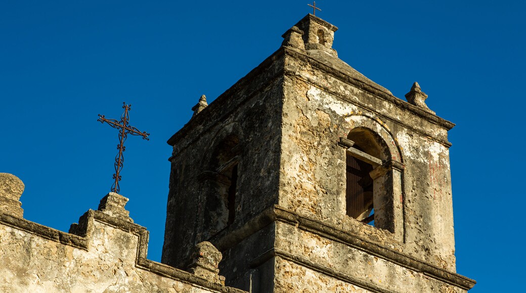 San Antonio som inkluderar historisk arkitektur, religiösa aspekter och en kyrka eller katedral