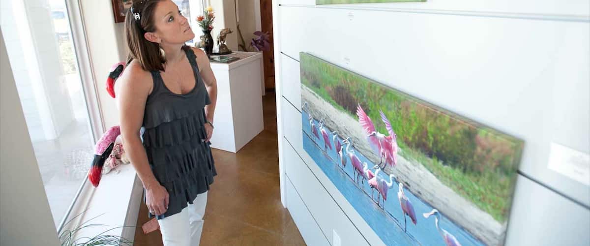 Port Aransas mostrando arte y vistas interiores y también una mujer