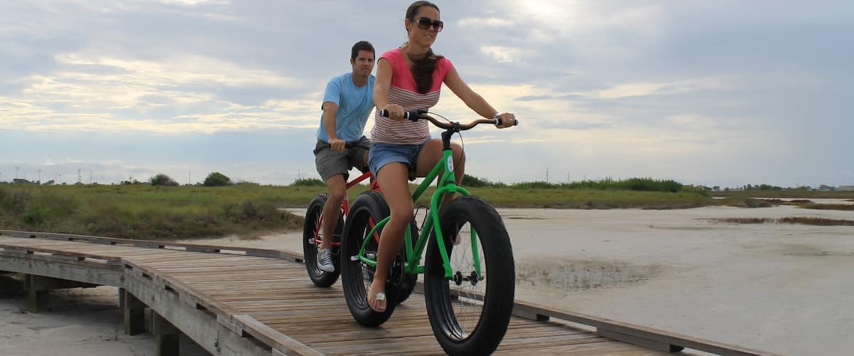 Port Aransas เนื้อเรื่องที่ ขี่จักรยาน ตลอดจน คู่รัก