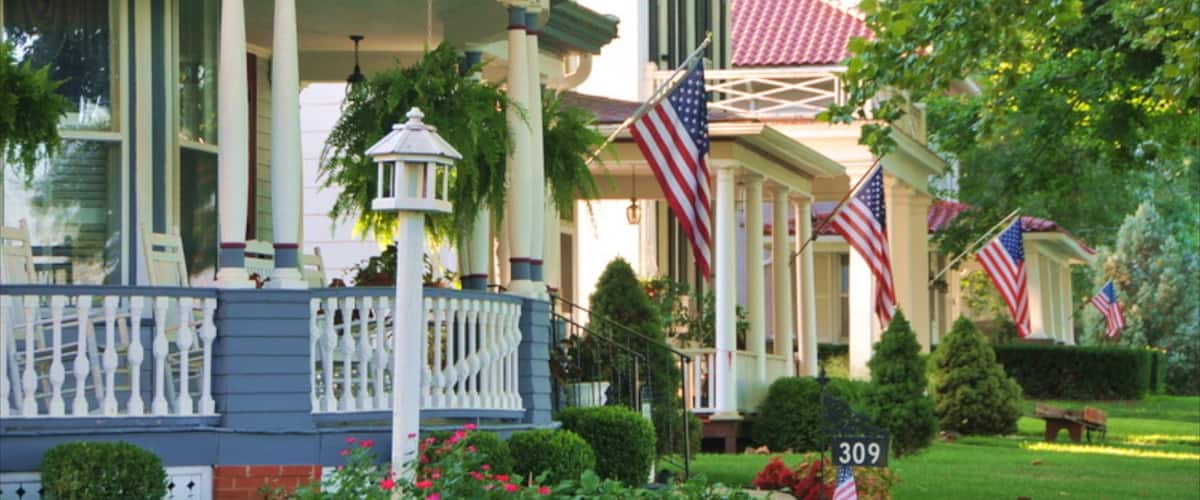 Leavenworth ofreciendo una casa y una pequeña ciudad o pueblo