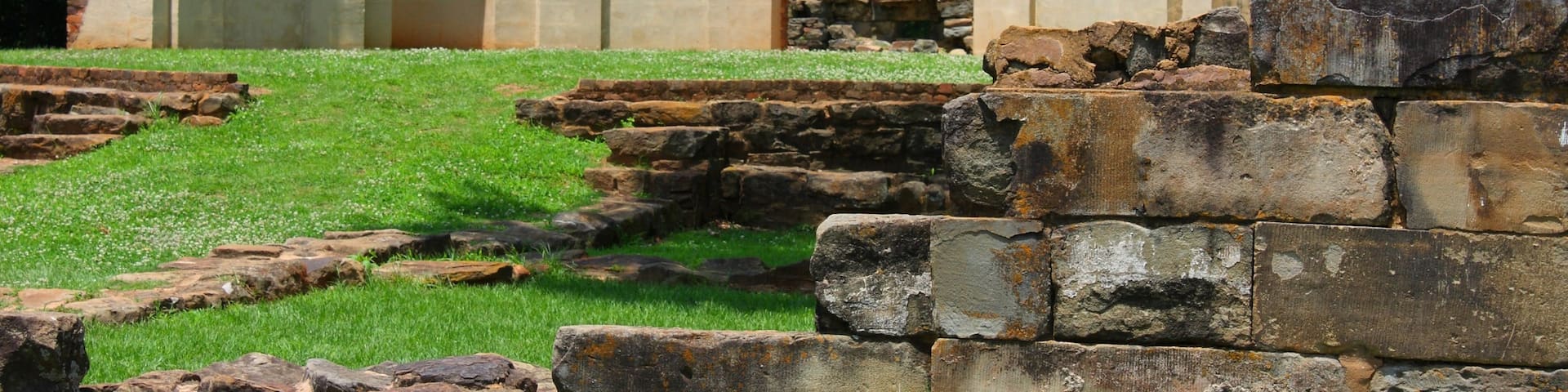 Tuscaloosa which includes a ruin, heritage architecture and a garden