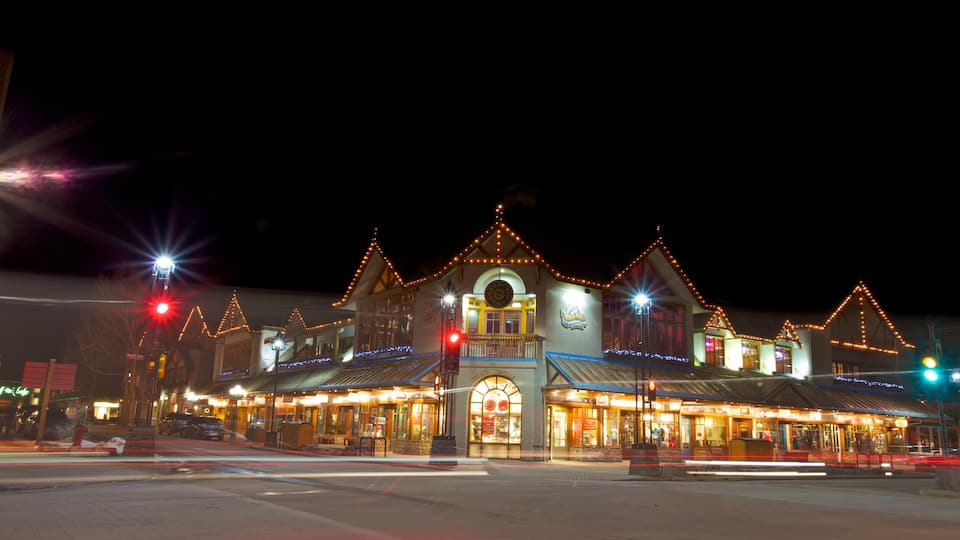 Banff mostrando escenas nocturnas y escenas cotidianas