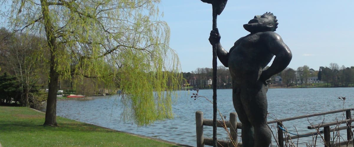 Bad Saarow mettant en vedette monument, lac ou étang et statue ou sculpture