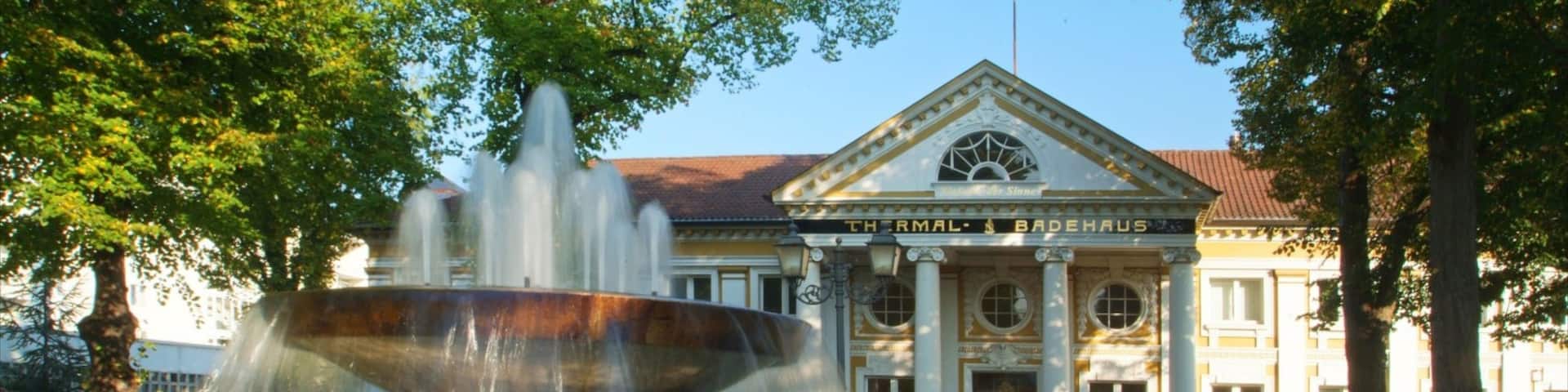 Bad Neuenahr-Ahrweiler mit einem Garten, Springbrunnen und Blumen