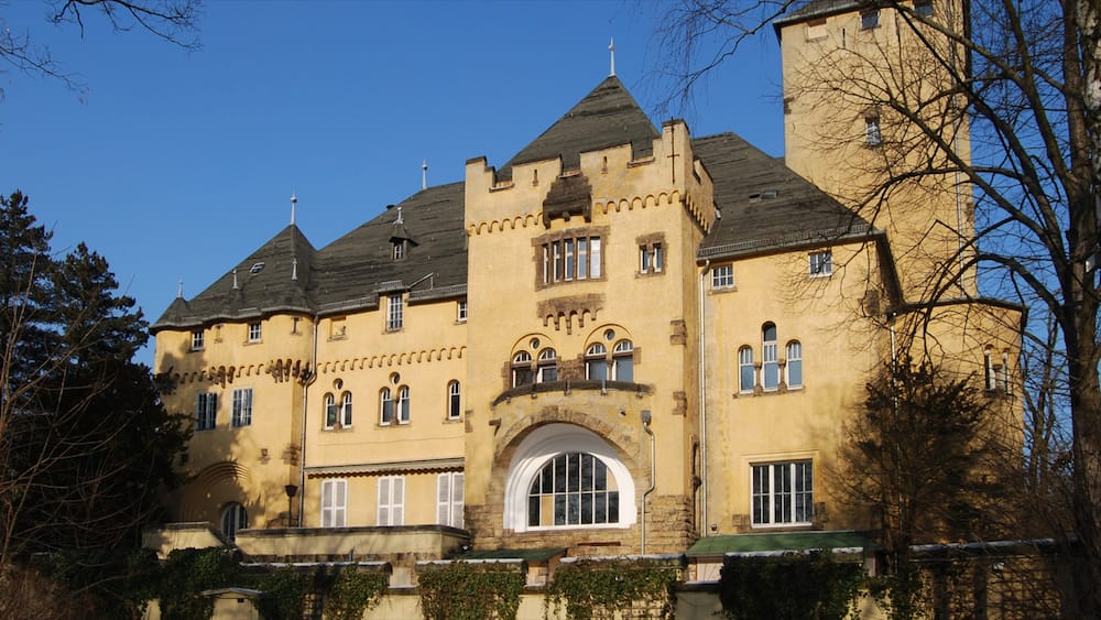 Kleinmachnow mit einem Burg und historische Architektur