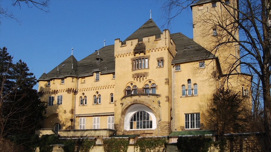 Kleinmachnow which includes heritage architecture and a castle