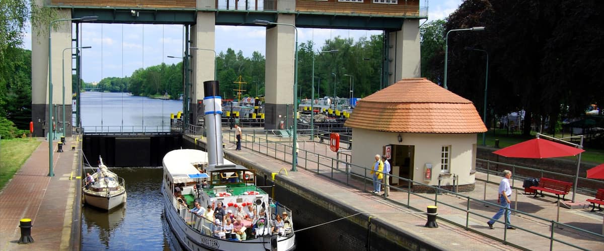 Kleinmachnow mit einem Fluss oder Bach und Bootfahren