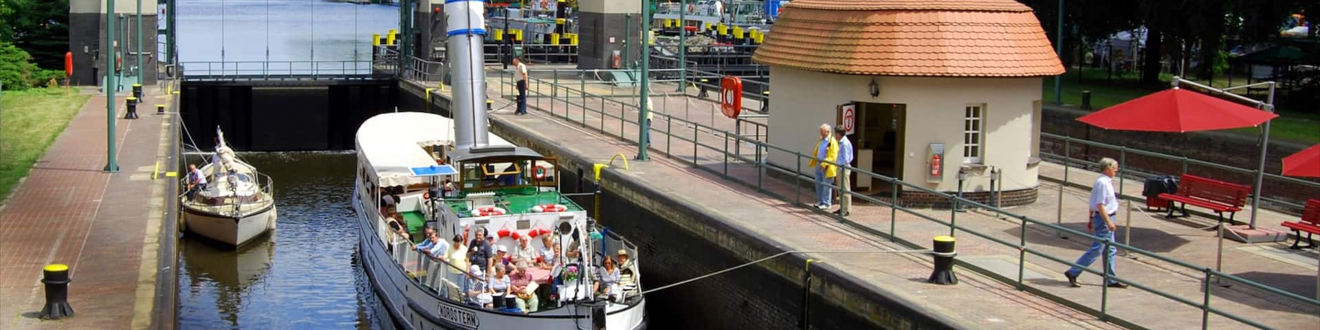 Kleinmachnow mit einem Fluss oder Bach und Bootfahren