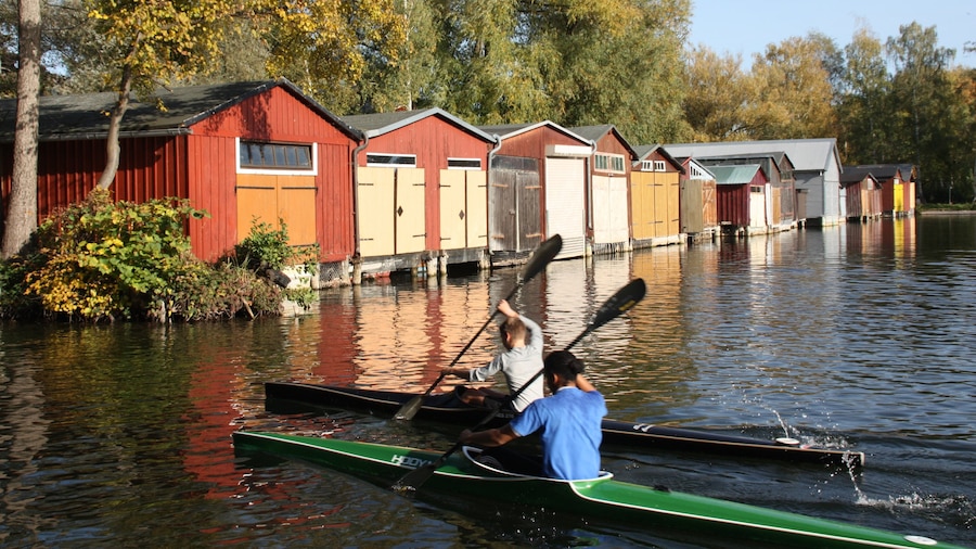 Neubrandenburg caracterizando um lago ou charco, uma baía ou porto e uma cidade litorânea