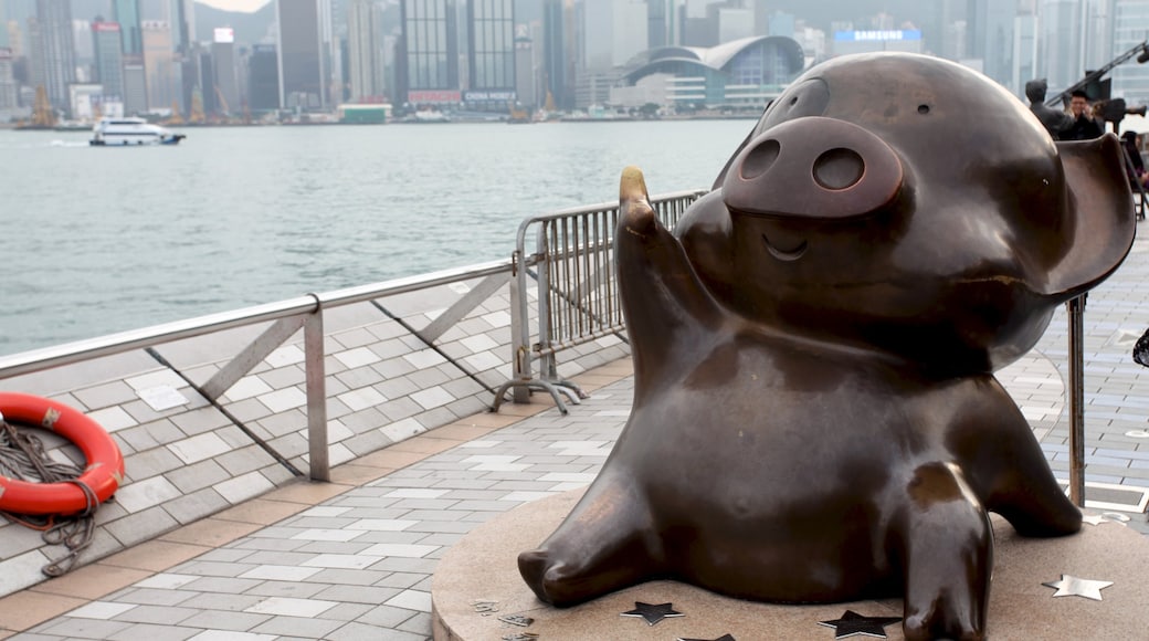 Avenida de las estrellas ofreciendo una bahía o puerto, una estatua o escultura y una ciudad costera