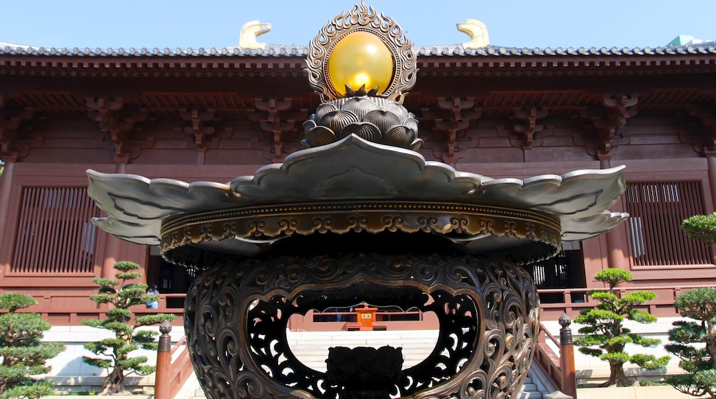 Chi Lin Nunnery mostrando un monumento y elementos religiosos