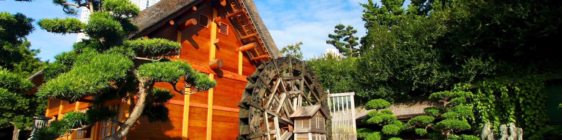 Nan Lian Garden featuring a house, a pond and a park