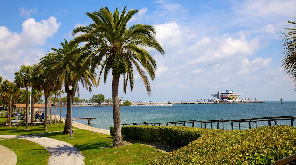 Park Demens Landing toont algemene kustgezichten, een park en een baai of haven