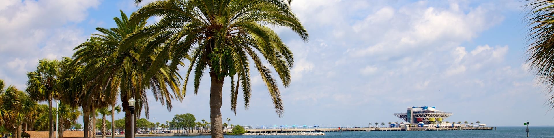 Demens Landing Park mit einem Bucht oder Hafen, Park und allgemeine Küstenansicht