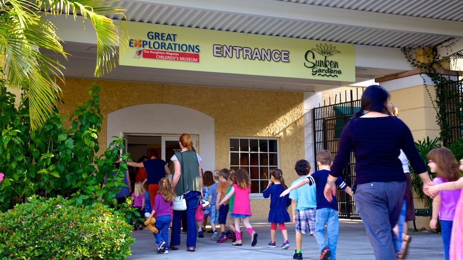 Museo Infantil de las Grandes Exploraciones y también un grupo grande de personas