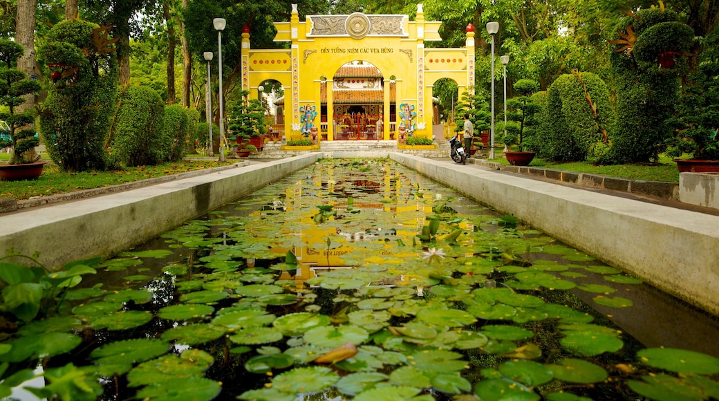 Parque Tao Dan ofreciendo un jardín y un estanque