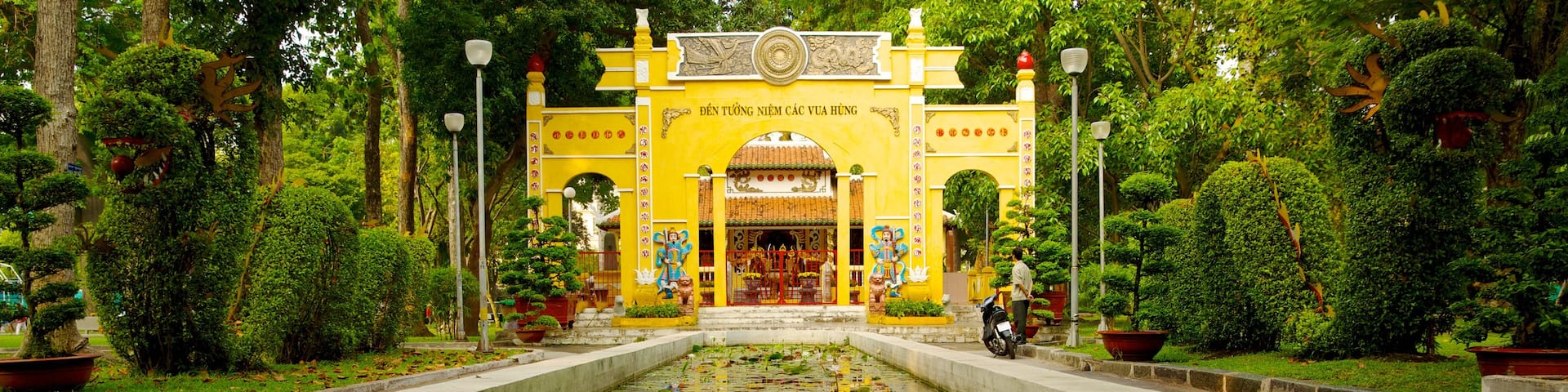 Tao Dan Park which includes a garden and a pond
