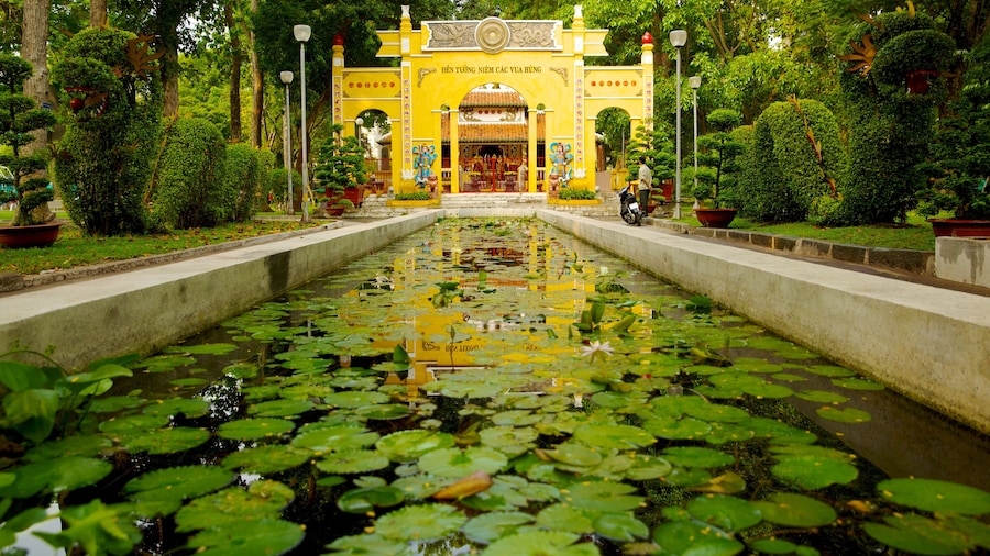 Parque Tao Dan ofreciendo un jardín y un estanque
