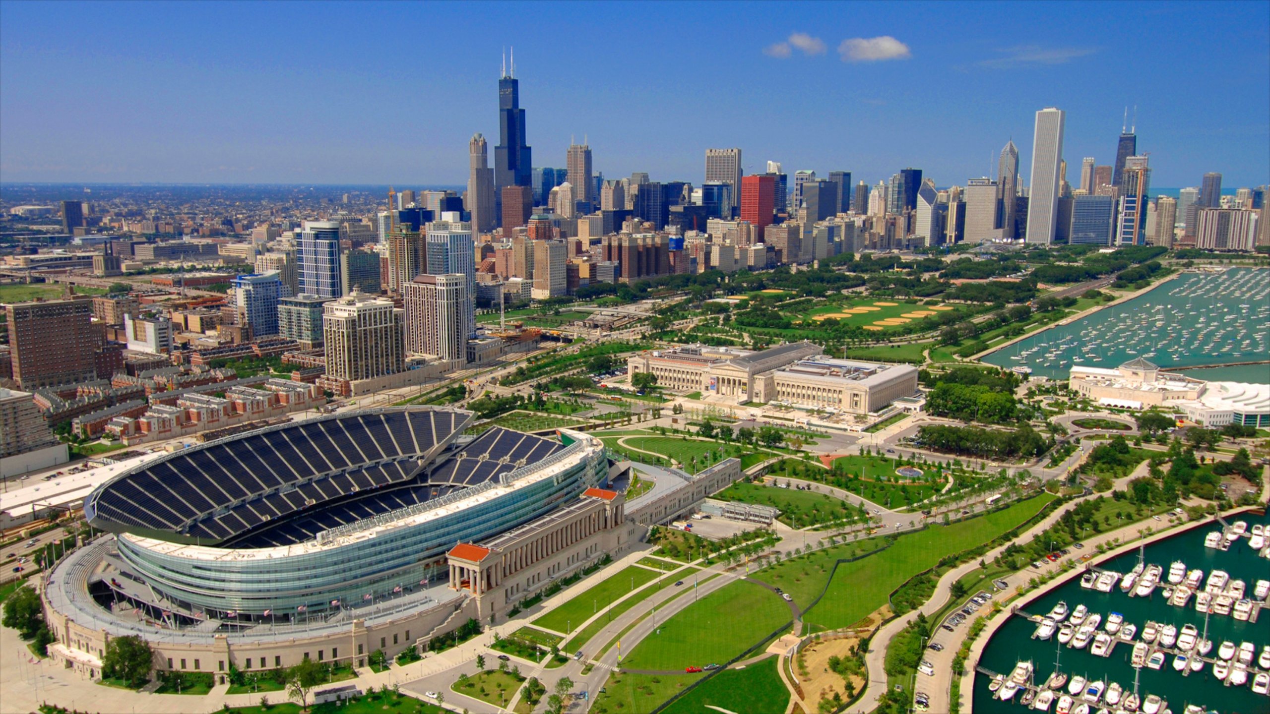 Soldier Field mostrando grattacielo, città e architettura moderna