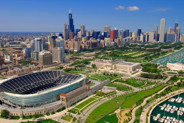 Soldier Field Stadium featuring kaupunki, moderni arkkitehtuuri ja pilvenpiirtäjä