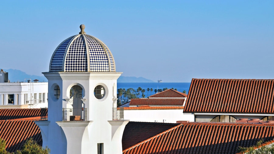 Santa Barbara showing a coastal town
