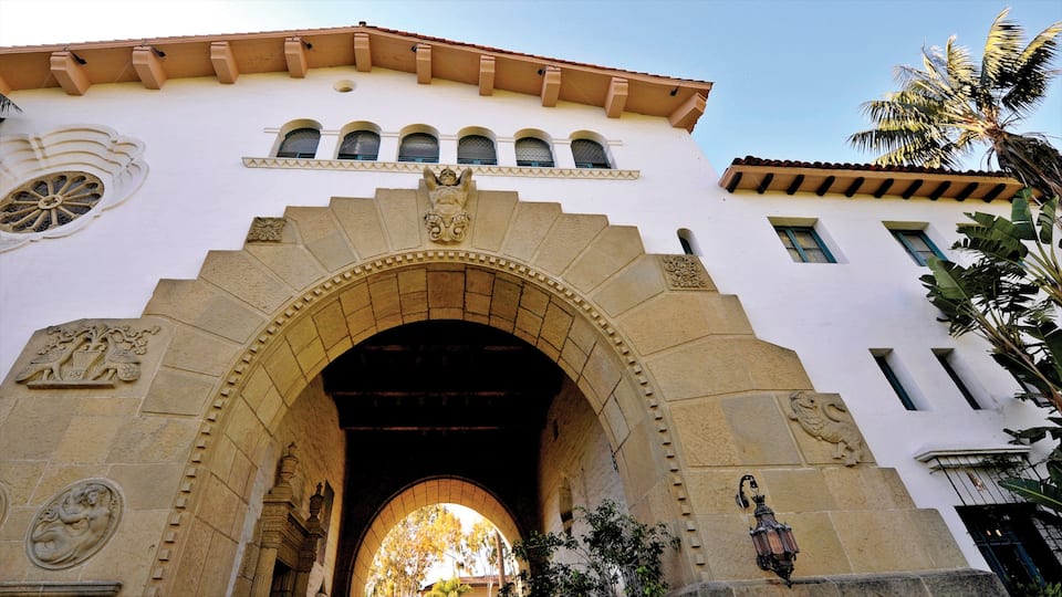 Santa Barbara which includes heritage architecture