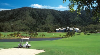 Playa Clifton, Clifton Beach, Queensland, Australia ofreciendo un hotel o complejo turístico de lujo, golf y montañas