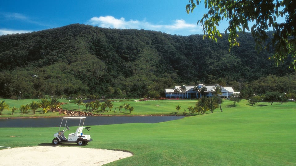 Playa Clifton, Clifton Beach, Queensland, Australia ofreciendo montañas, un hotel de lujo o resort y golf