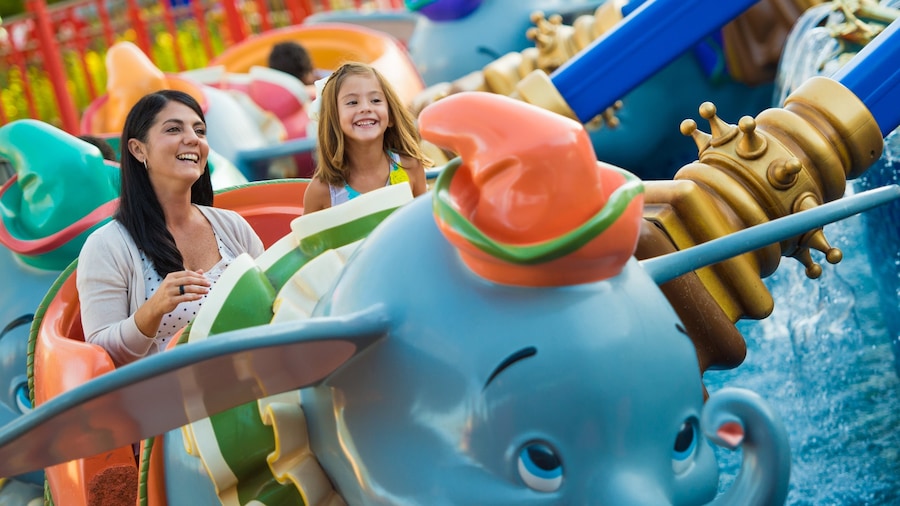 Parque temático Magic Kingdom® que incluye paseos