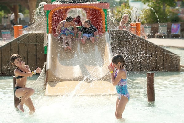 Kansas welches beinhaltet Pool und Wasserpark sowie Kinder