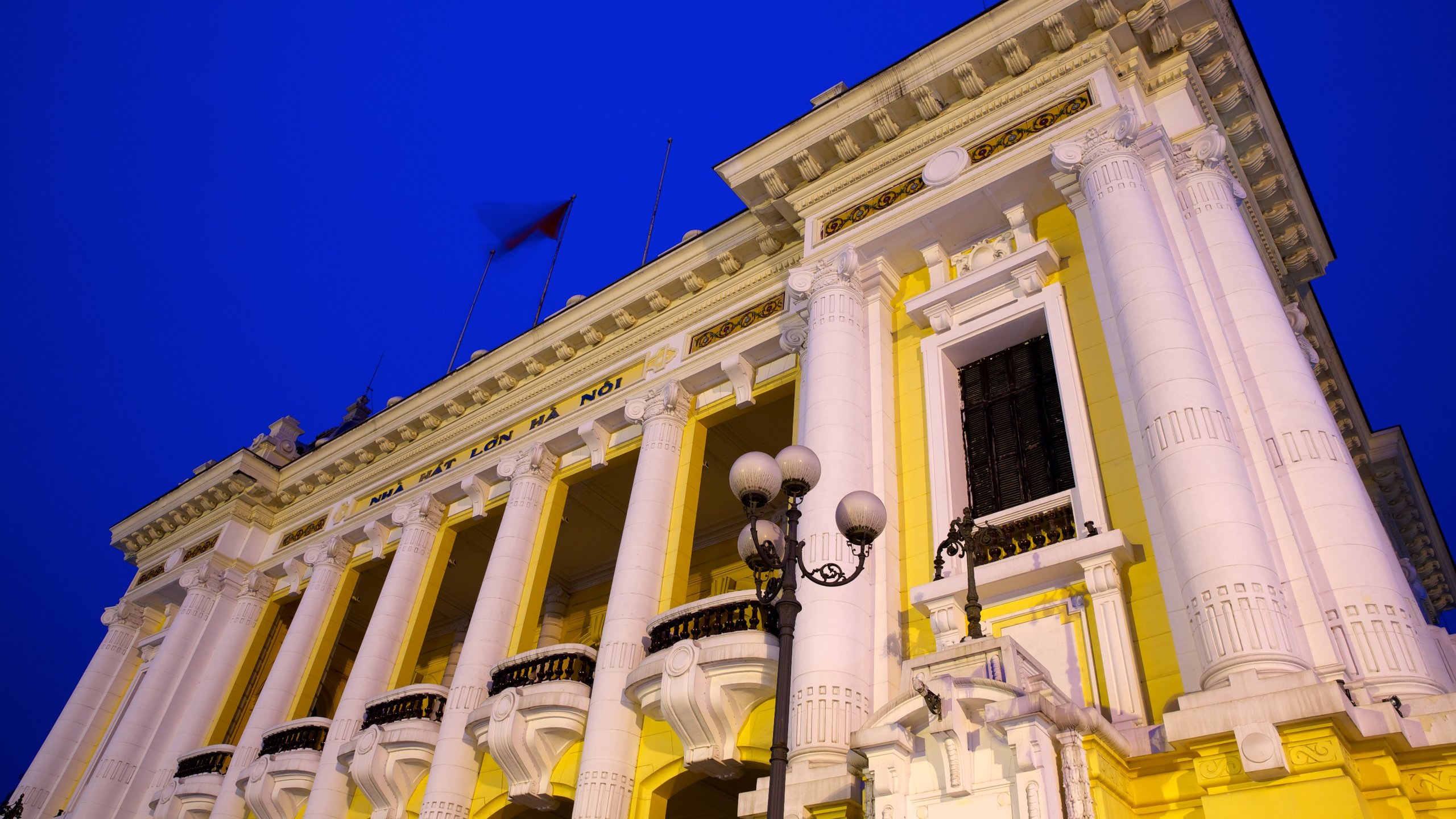 Ópera de Hanói mostrando arquitetura de patrimônio e cenas de teatro