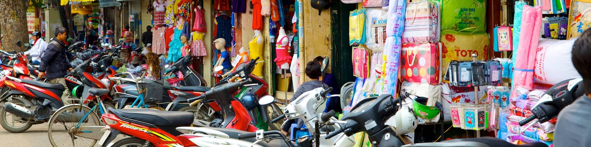 Dong Xuan Market showing a city, street scenes and markets