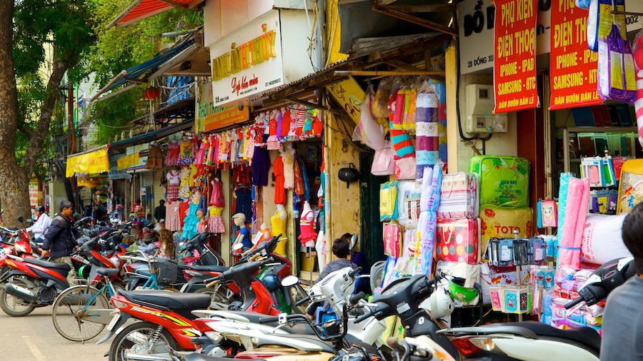 Dong Xuan Market showing a city, street scenes and markets