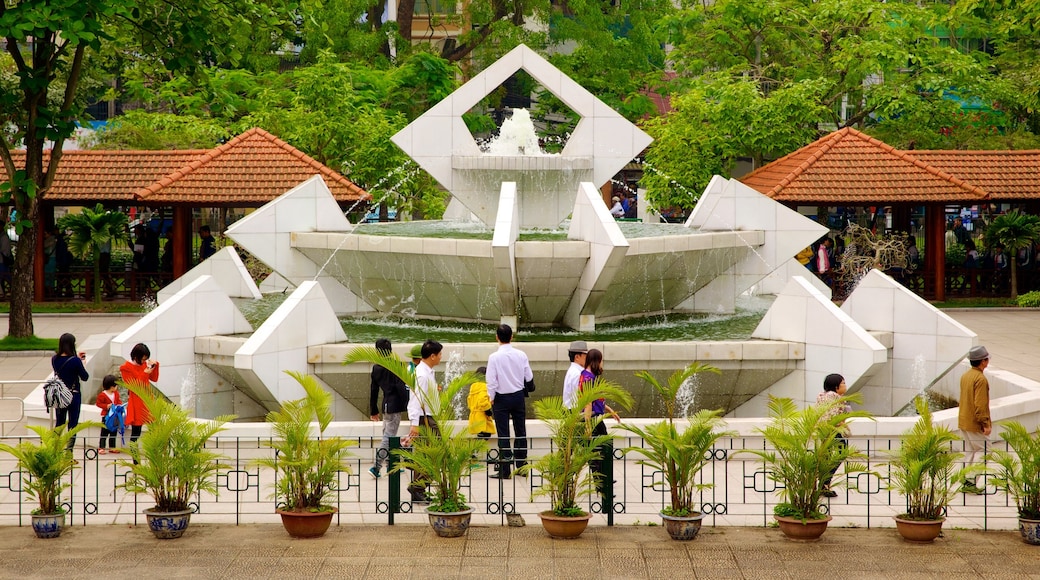 Museo de Ho Chi Minh y también un gran grupo de personas