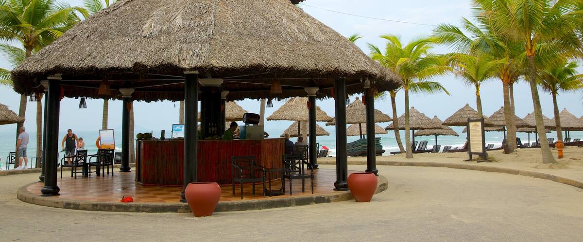 Phố Cổ Hội An cho thấy khách sạn sang trọng hoặc resort, bãi biển cát và quang cảnh miền nhiệt đới