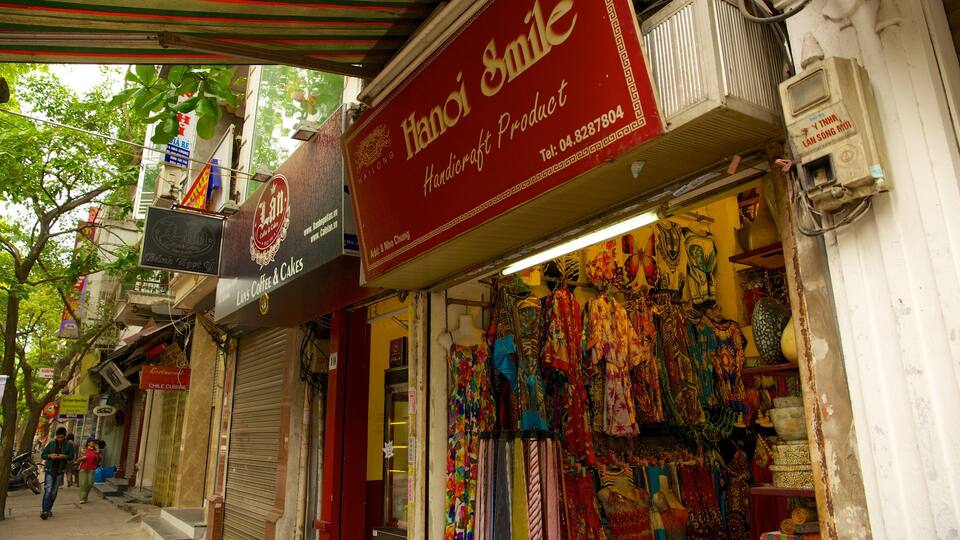 Hoan Kiem caracterizando sinalização, uma cidade e cenas de rua