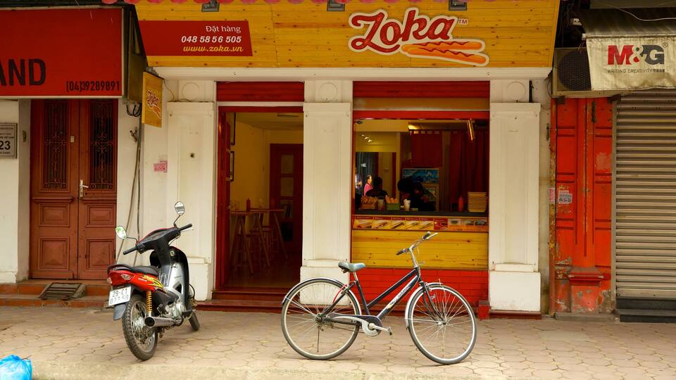 Hoan Kiem mostrando cenas de rua e sinalização