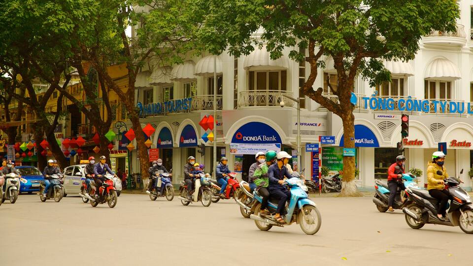 Hoan Kiem que inclui cenas de rua, passeio de moto e uma cidade