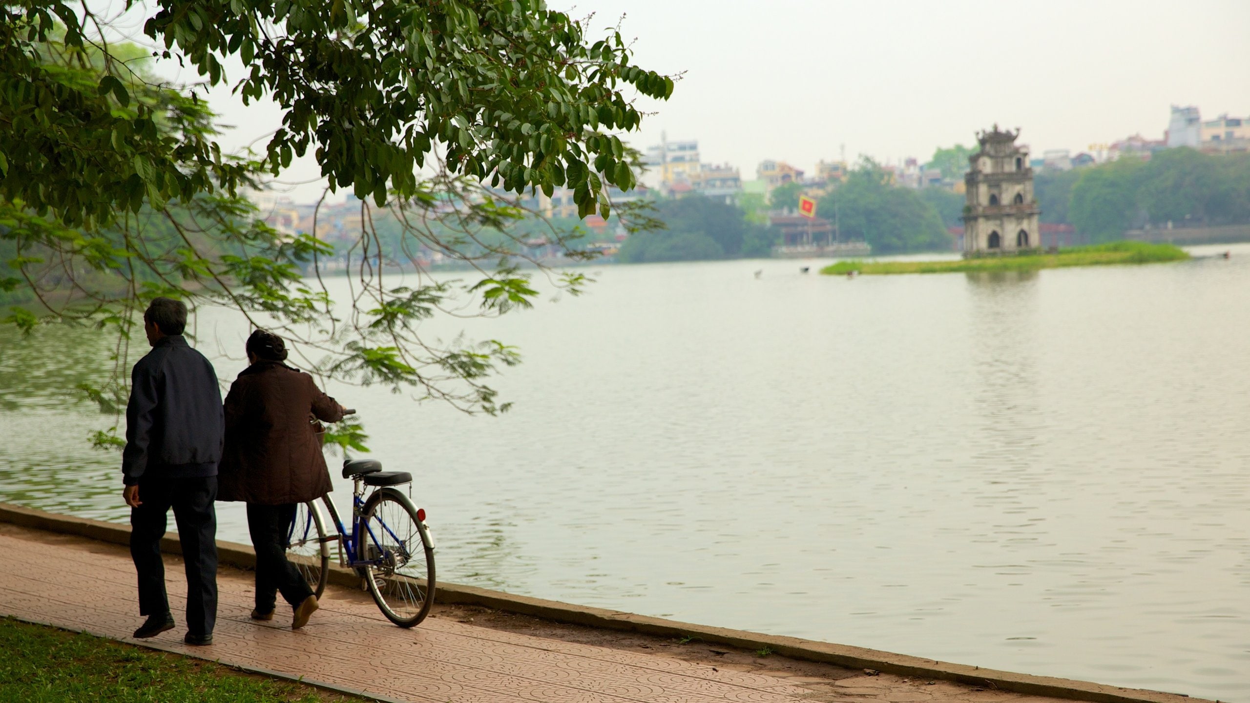 Hoan Kiem ofreciendo una ciudad, ciclismo y un jardín