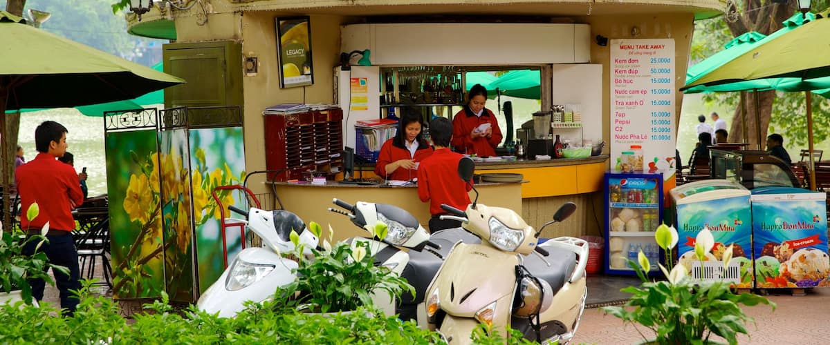 Hoan Kiem which includes outdoor eating and markets
