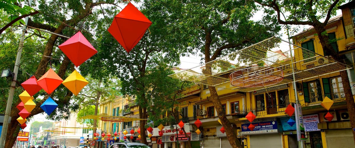Hoan Kiem showing a city, street scenes and signage